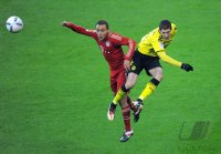 Fussball 1. Bundesliga, Saison 2011/2012: Rafinha (li, FC Bayern Muenchen) gegen Robert Lewandowski (Borussia Dortmund)