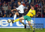 Fussball - EM-Qualifikation: Deutschland - Litauen, Zweikampf