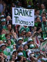 Fussball 1. Bundesliga  Saison  2012/2013: SV Werder Bremen Fans bedanken sich bei Ex Trainer Thomas Schaaf