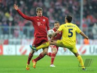 Fussball CHL  Saison 2011/2012: Thomas Mueller (li, FC Bayern Muenchen) gegen Carlos Marchena (Villarreal CF)