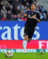 FUSSBALL, 1. BUNDESLIGA, 27. Spieltag: Schalke, KURANYI am Ball