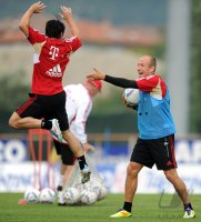 Fussball 1. Bundesliga Saison   2011/2012 : Danijel Pranjic , Arjen Robben (v.li., FC Bayern Muenchen)