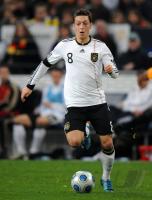 Fussball, International, Freundschaftsspiel: Deutschland, OEZIL am Ball