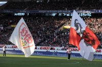 Fussball 1. Bundesliga : Stuttgarter Fahnentraeger auf dem Spielfeld