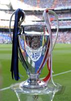 Fussball Champions League Finale: Der Pokal im Bernabeu Stadion