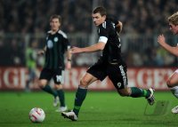 Fussball: 1. Bundesliga Saison 2010/2011: Wolfsburg, DZEKO am Ball