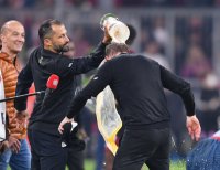 Fussball 1. Bundesliga Saison 21/22: JUBEL FC Bayern Muenchen feiert die 32. Meisterschaft