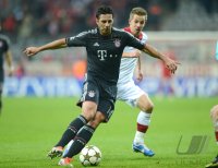 Fussball CHL&Atilde; Saison 12/13:  Claudio Pizarro (li, FC Bayern Muenchen) gegen Benoit Pedretti (LOSC Lille)