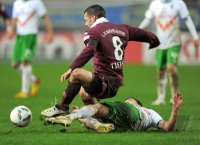 Fussball 1. Bundesliga, Saison 2011/2012: Christian Tiffert (li, 1. FC Kaiserslautern)  gegen Aleksandar Ignjovski (SV Werder Bremen)