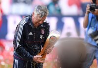 Fussball, 1. Bundesliga  Saison 16/17: Jubel FC Bayern Muenchen mit Schale