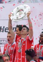 Fussball, 1. Bundesliga  Saison 16/17: Jubel FC Bayern Muenchen mit Schale