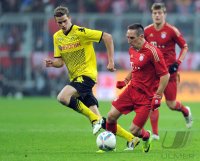 Fussball 1. Bundesliga, Saison 2011/2012: Sven Bender (li, Borussia Dortmund) gegen Franck Ribery (FC Bayern Muenchen)