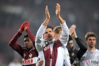 Fussball DFB Pokal, Saison 2011/2012, Viertelfinale: David Alaba (li,) mit Mario Gomez (FC Bayern Muenchen)