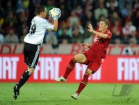 Fussball 1. Bundesliga : Tom Mickel (li, Hamburger SV) gegen Bastian Schweinsteiger (re, FC Bayern Muenchen)