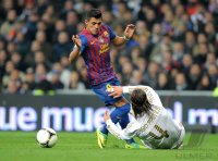 FUSSBALL International  COPA DEL REY  11/12:  Alexis Sanchez (li, Barca) gegen Sergio Ramos (Real Madrid)