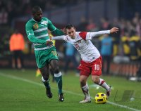 Fussball International:  Koffi Romaric Ndri (li, Elfenbeinkueste) gegen Ludovic Obraniak (re, Polen)
