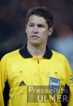 FUSSBALL CHL   FC Basel - Juve Schiedsrichter -Assistent Wezel (GER)