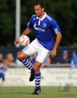 FUSSBALL, 1. BUNDESLIGA, SAISON 2010/2010: Schalke: METZELDER Einzelaktion