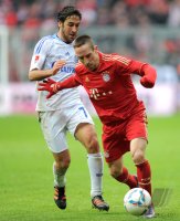 Fussball 1. Bundesliga, Saison 2011/2012: Raul (li, FC Schalke 04) gegen Franck Ribery (FC Bayern Muenchen)