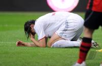 Fussball 1. Bundesliga : Daniel van Buyten verletzt auf dem Boden (FCB)