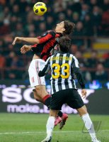 FUSSBALL SERIE A: Zlatan Ibrahimovic (li, AC Mailand) gegen Legrottaglie Nicola (re, Juve)
