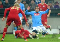 Fussball CHL  Saison 2011/2012:  Anatoliy Tymoshchuk (li., FC Bayern Muenchen) gegen Goran Pandev (re, SSC Neapel)