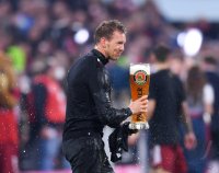 Fussball 1. Bundesliga Saison 21/22: JUBEL FC Bayern Muenchen feiert die 32. Meisterschaft
