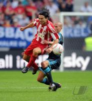 Fussball Supercup: Danijel Pranjic (li, FC Bayern Muenchen)  gegen Peer Kluge (re, FC Schalke 04)