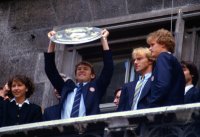 Fussball Meisterfeier FC Bayern 1985: Koegl, Pfluegler, Wohlfarth mit Meisterschale