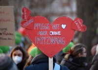 Kundgebung im Tuebinger Anlagenpark: 1200 Menschen demonstrierten gegen die einrichtungsbezogene Impfpflicht