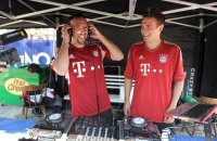 Fussball 1. Bundesliga Saison   2011/2012 :  Franck Ribery (li, FC Bayern Muenchen) legt am DJ Mischpult Musik auf
