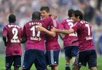 Fussball: DFB Pokal Finale:  Jefferson Farfan , Klaas Jan Huntelaar , Raul (v. li., FC Schalke 04)