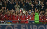Fussball Champions League Finale 2013:  JUBEL FC Bayern Muenchen mit Pokal