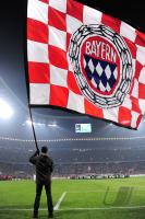 FUSSBALL  International CHL 09/10 : UEBERSICHT der ALLIANZ ARENA mit einem FCB  Fahnentraeger