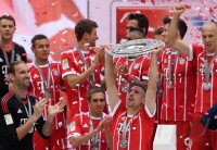 Fussball, 1. Bundesliga  Saison 16/17: Jubel FC Bayern Muenchen mit Schale