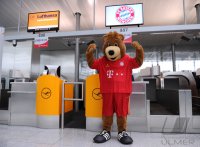 FUSSBALL INTERNATIONAL  CHL Halbfinale 11/12:  Bernie das Maskottchen vor dem Lufthansa Check In