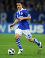 Fussball: Champions League Viertelfinale: Schalke, BAUMJOHANN am Ball