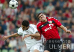 Fussball Bundesliga: Leverkusen - Bayern, Zweikampf