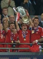 Fussball Champions League Finale 2013:  JUBEL FC Bayern Muenchen mit Pokal