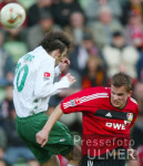 Fussball 1. Bundesliga: Leverkusen - Bremen,  Zweikampf