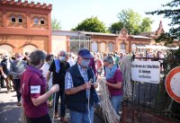 Fair und Regional; Menschenkette pro Rottenburger Schlachthof von Landwirten und Metzgern