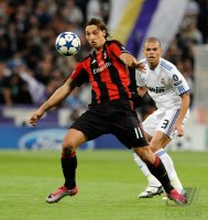Fussball Champions League  Saison 2010/2011: Zlatan Ibrahimovic (li, AC Mailand) gegen PEPE KLEPER LAVERAN (re, Real Madrid)