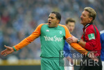Fussball 1. Bundesliga: Schalke - Bremen, Zweikampf