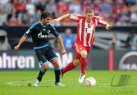Fussball Supercup: Raul (li, FC Schalke 04) gegen Bastian Schweinsteiger (re, FC Bayern Muenchen)