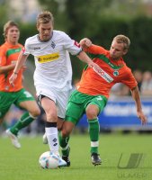 Fussball 1. Bundesliga : Thorben Marx  (li, Borussia Moenchengladbach) gegen Bernd Nehrig (re, Greuther Fuerth)