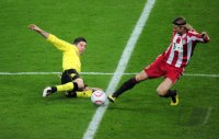 Fussball 1. Bundesliga : Robert Lewandowski (li, Borussia Dortmund) gegen Anatoliy Tymoshchuk (re, FC Bayern Muenchen)