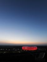 Fussball 1. Bundesliga: ALLIANZ ARENA, Aussenansicht mit Roter Beleuchtung