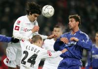 Fussball 1. Bundesliga: Gladbach - Schalke, Zweikampf