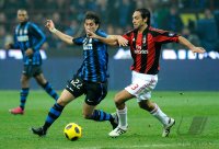 FUSSBALL SERIE A: Diego Milito  (li, Inter) gegen Massimo Ambrosini (re, AC Mailand)