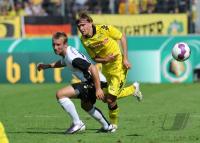 Fussball DFB Pokal : Christoph Burkhard (li, Burghausen) gegen Marcel Schmelzer (re, BVB)
